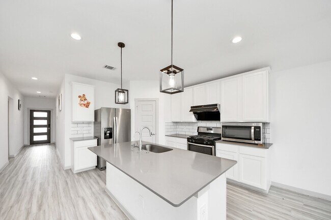 Foto del edificio - 7007 Fleetwood Crescent Wy