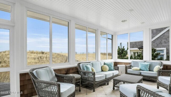 Building Photo - 985 East Ave