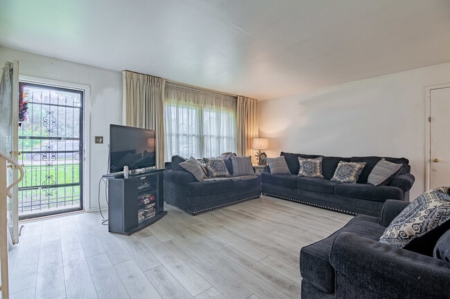 Foto del edificio - 6601 Deerpath Ln