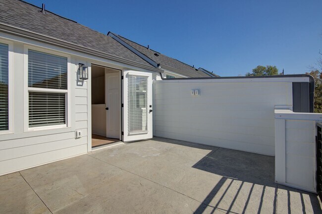 Foto del edificio - COMING SOON! Modern End-Unit Living Near Uptown | Rooftop Terrace + Tandem Garage