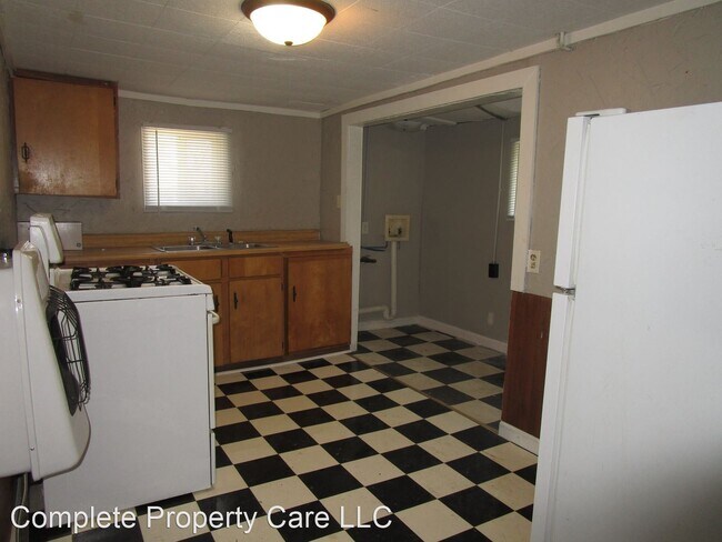 Building Photo - 2 br, 1 bath House - 2100 W. Memorial Dr.