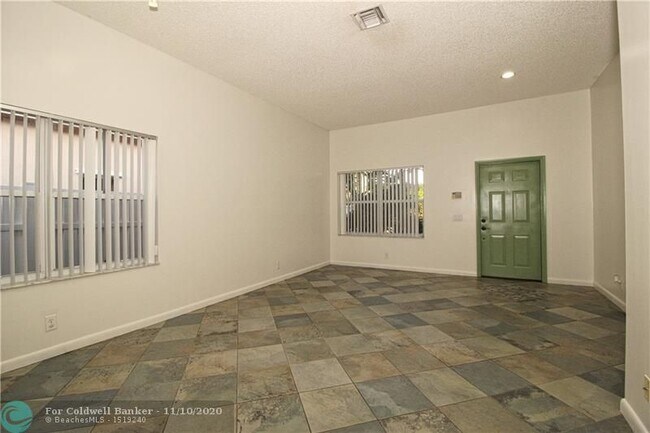 Building Photo - 716 Juniper Ln