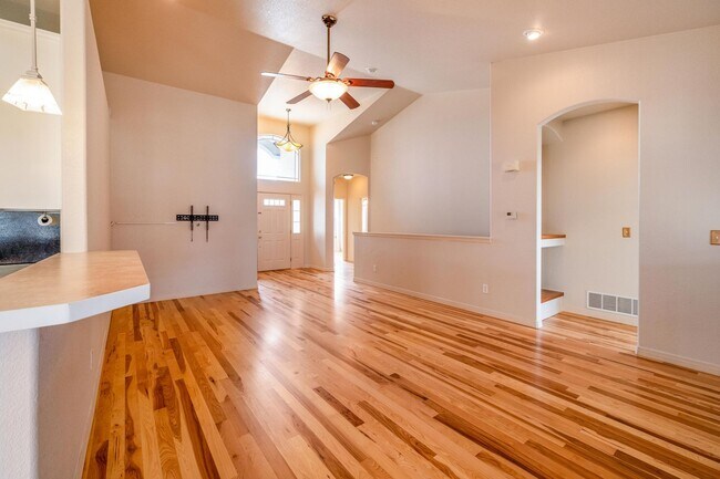Building Photo - 5-bedroom, 3-bathroom home located in Wind...