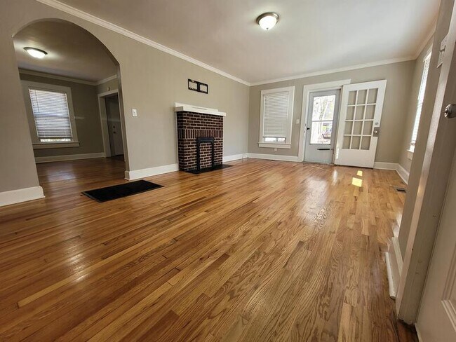 Foto del edificio - 120 Webster Rd