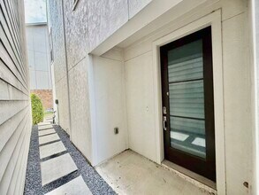 Building Photo - 1254 N Post Oak Rd