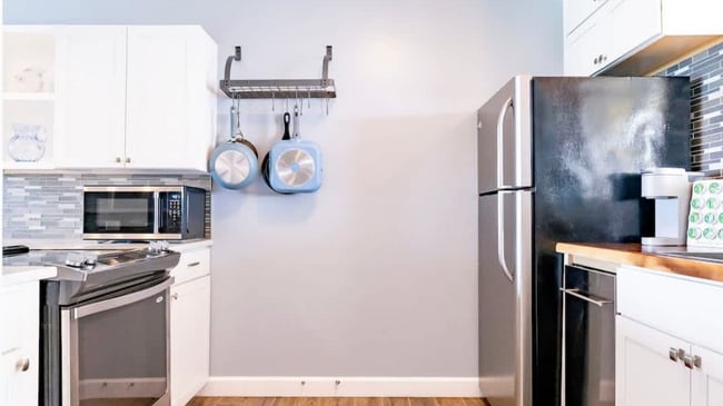 Building Photo - 2 Bedroom Condo - Ocean View - On the Boardwalk - Utilities Included!