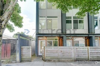 Building Photo - 1061 S Cloverdale St