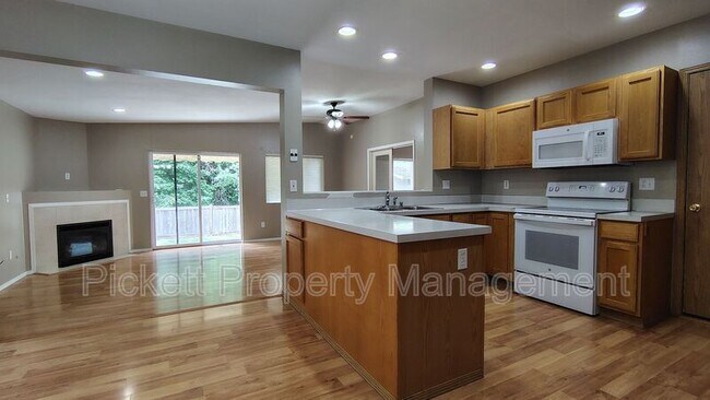 Building Photo - 1108 NE Beaumont Ln