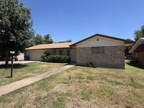 Building Photo - 802 Lake Dr