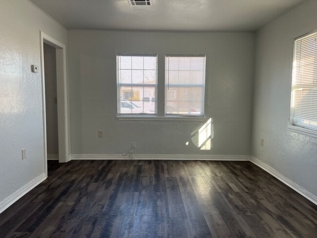 Building Photo - Charming 2 Bedroom