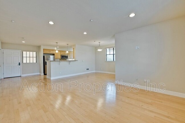 Building Photo - 1765 E Bayshore Rd