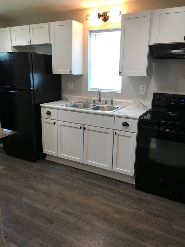Brand new kitchen! - 932 E Sycamore St