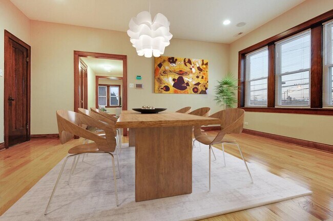 Foto del edificio - 5615 W Lawrence Ave