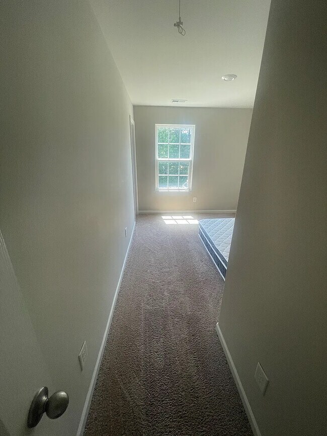 Foto del edificio - Room in House on Meredith Woods Ln