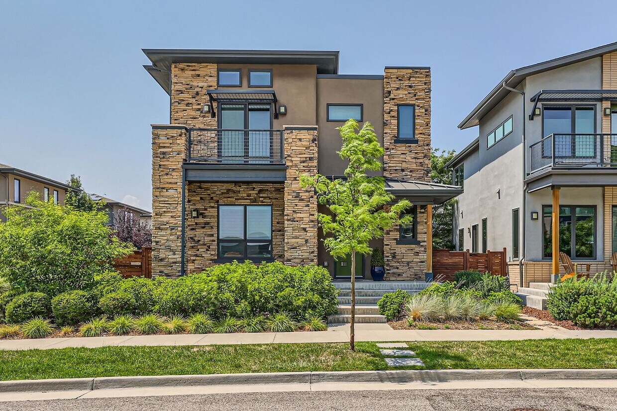Primary Photo - Evolve Real Estate: Gorgeous 4 Bedroom Hom...