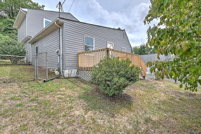 Building Photo - 4 Bedrooms 3 Baths Bristol TN