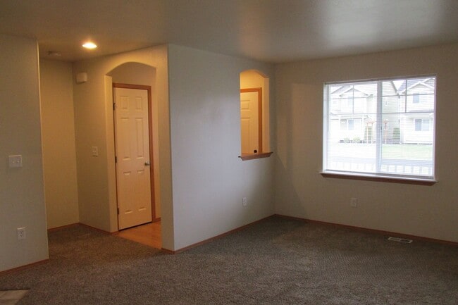 Building Photo - 3 Bedroom Townhouse in Sedro-Woolley