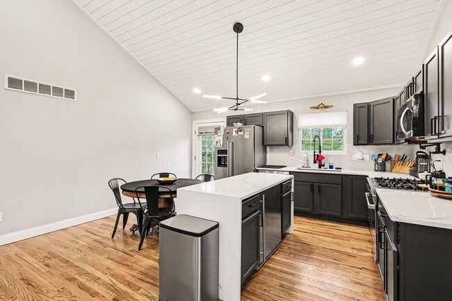 Foto del edificio - 111 Basswood Cir