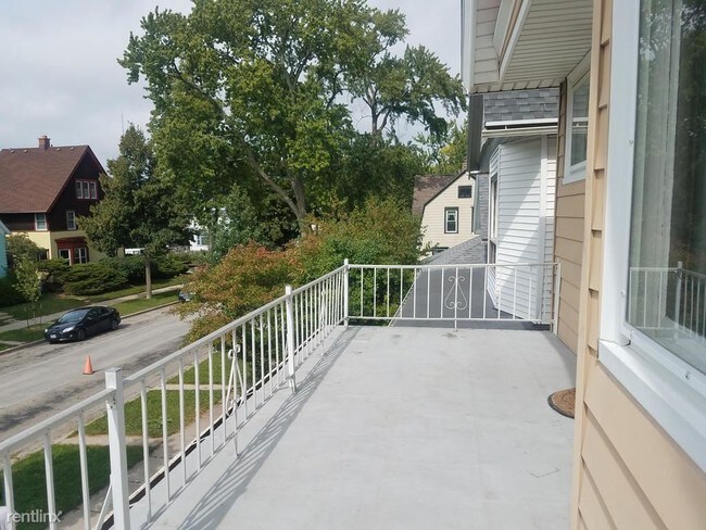 Building Photo - 3 br, 1 bath Apartment - 3266 N Newhall St