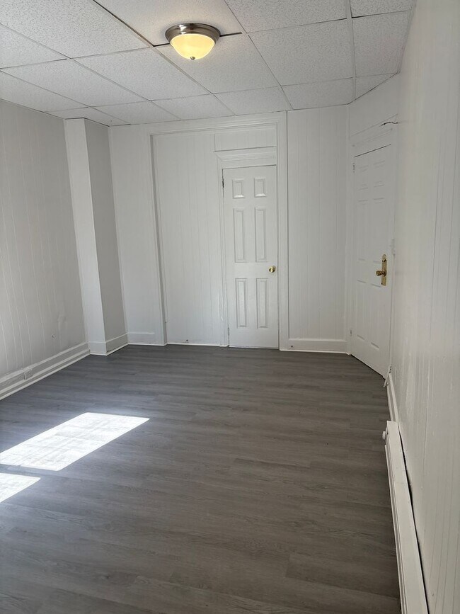 Building Photo - Section 8 Eligible-1st Floor 1 Bedroom Apa...