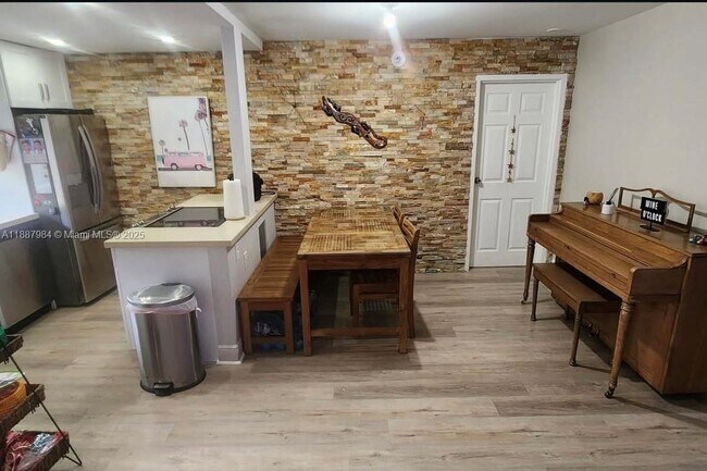 Foto del edificio - 17021 N Bay Rd