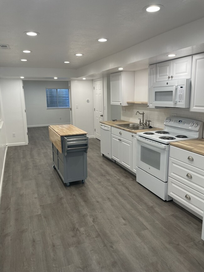Building Photo - 949 N 400 E