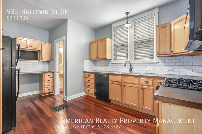 Building Photo - 935 Baldwin St SE