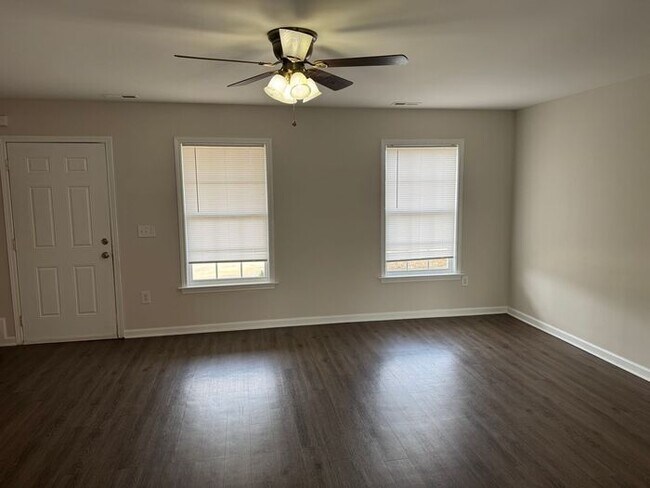 Foto del edificio - Nice Townhouse! near downtown Landis, NC!