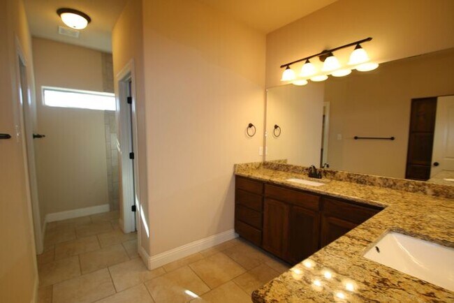 Foto del edificio - COMING SOON! 3BD/2BA Home in Benbrook | Vaulted Ceilings | Gourmet Kitchen | 2-Car Garage | Lands...