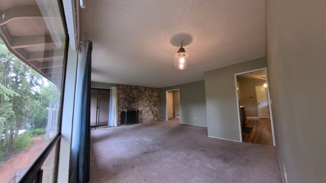 Sala de estar y chimenea - 19124 61st Place NE