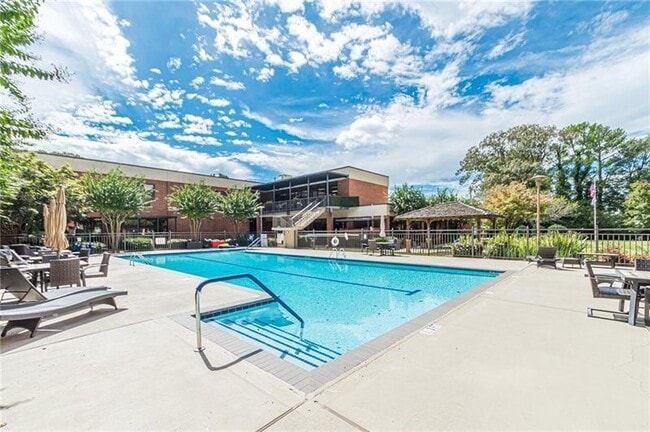 Foto del edificio - 300 Johnson Ferry Rd