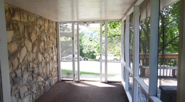 Building Photo - 284 Hillside Dr