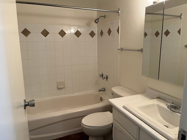 Building Photo - Elmwood Terrace