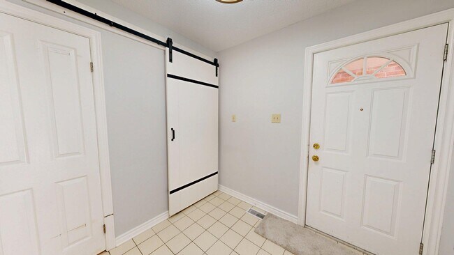 Photo du bâtiment - THREE BEDROOM CONDO TOWNHOME IN NORTH LONDON