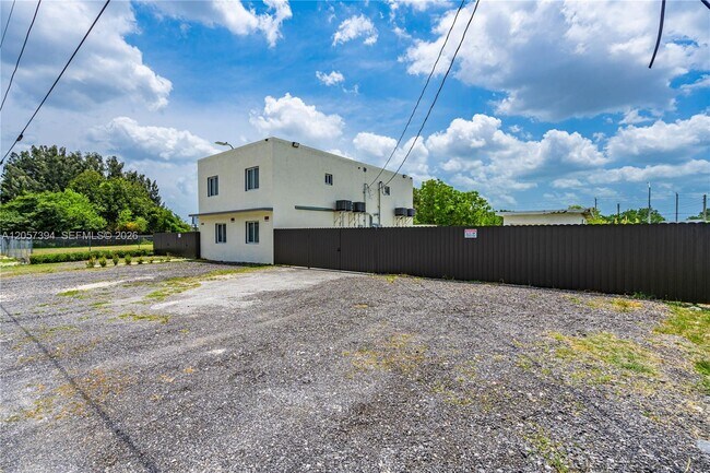Foto del edificio - 21845 Goulds Ave