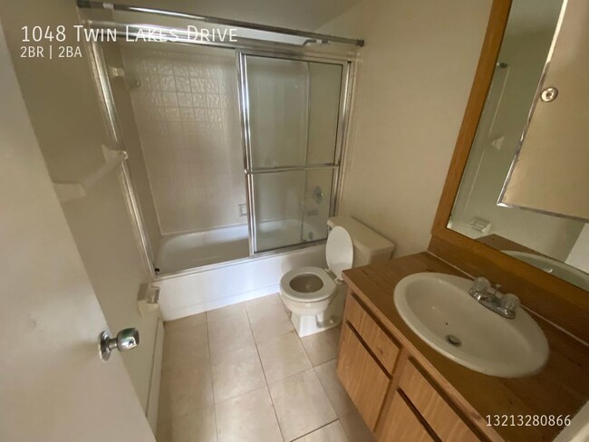 Building Photo - Spacious 2/2 in Lakewood Village Coral Spr...
