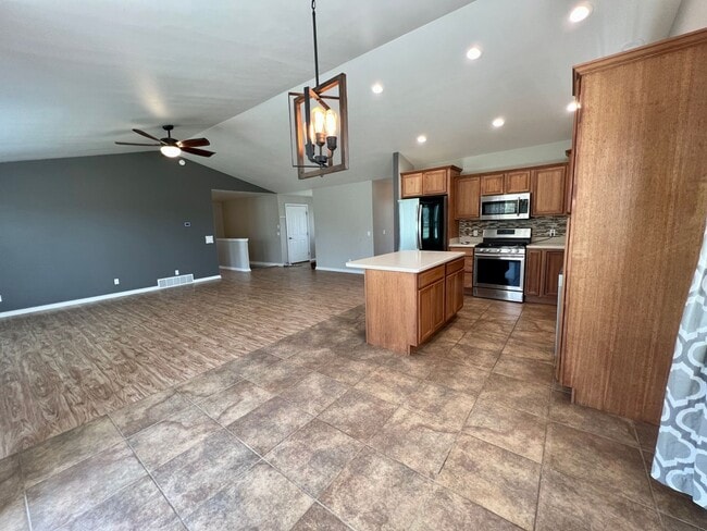 Building Photo - 5 bedroom 3 bath home in Copper Ridge