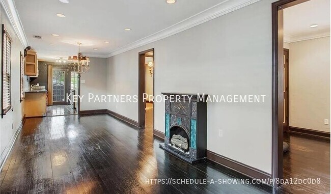 Building Photo - 607 W 75th St - Waldo cutie!