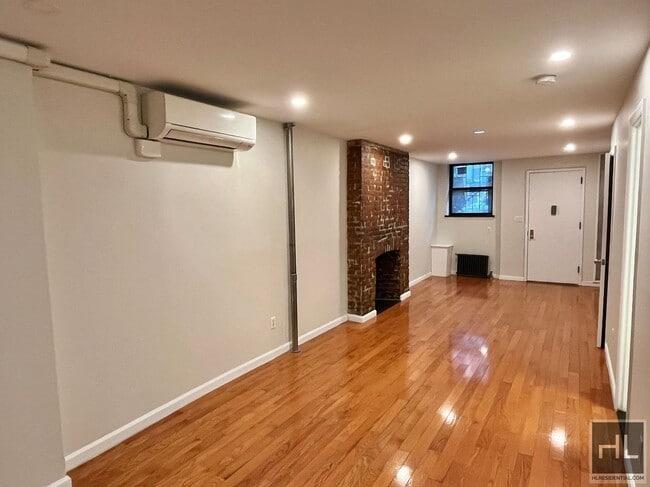 Building Photo - Modern 2 bathroom apartment with private b...