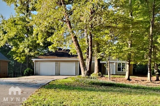 Building Photo - 4015 Golfview Dr