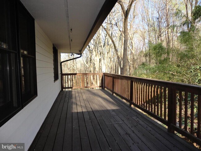Building Photo - 814 Rustic Ln