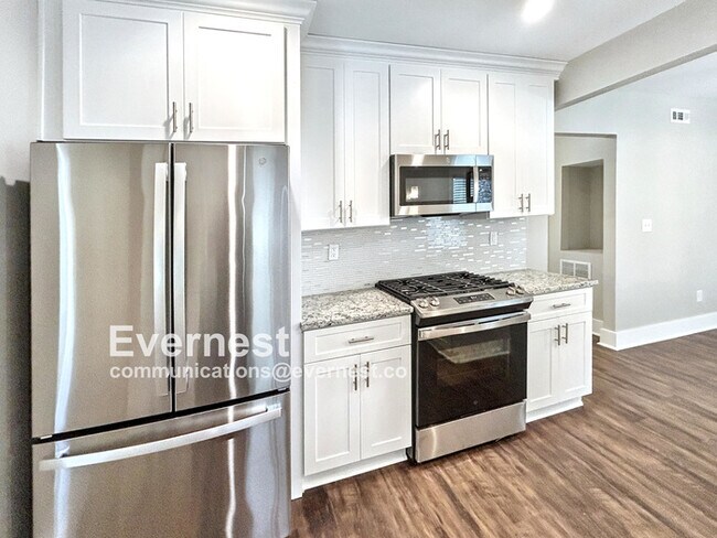 Foto del edificio - 4-Room Home in Prime Location Near Schools...