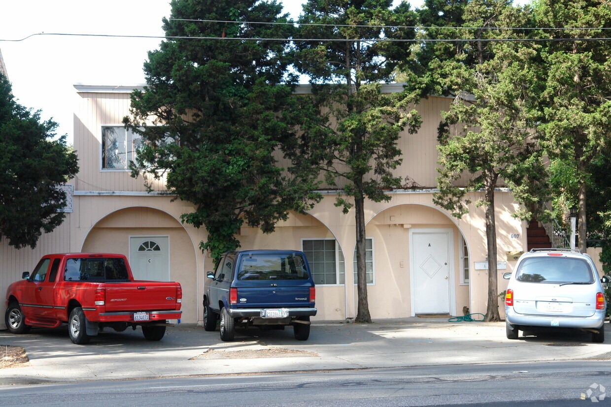 Building Photo - 1500 Forest View Ave
