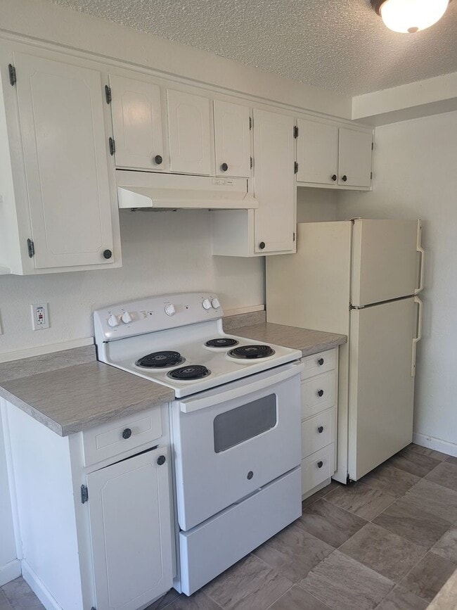 Building Photo - 2BD/1BA Duplex with large fenced yard Available June 5th!