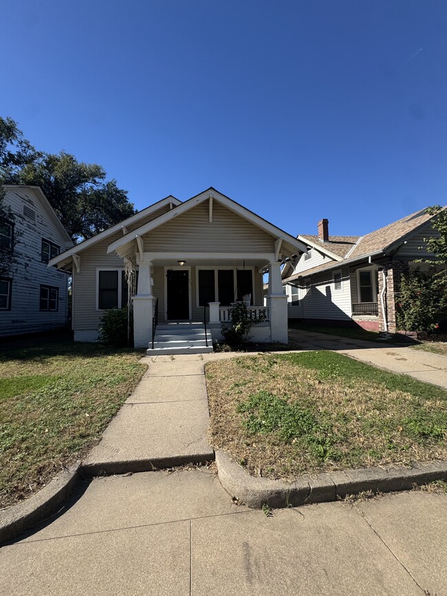 Building Photo - 233 N Poplar Ave