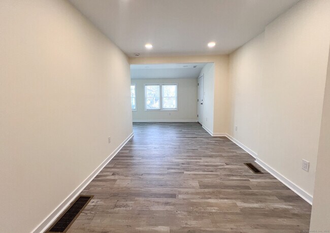 Foto del edificio - 353 Bridgeport Ave