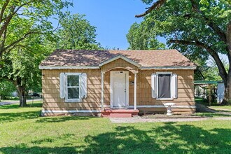 Building Photo - 802 W Navasota St