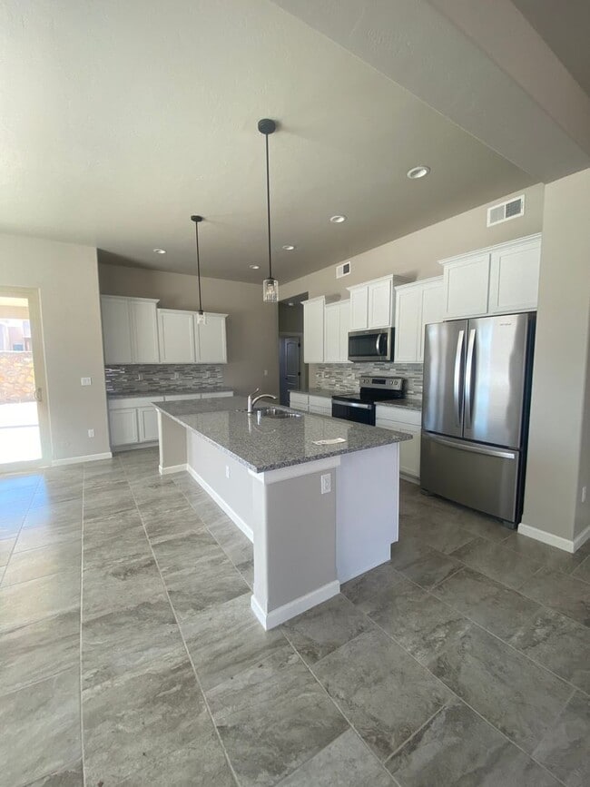 Foto del edificio - Newer 3 Bedroom+ Office Near Red Hawk Golf Course