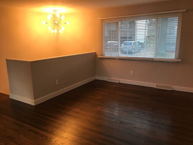 Foto del edificio - Pet Friendly, Renovated Home in Fox School District