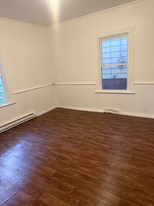 Building Photo - 2 Bedroom 1 Bath Available to Rent for $72...